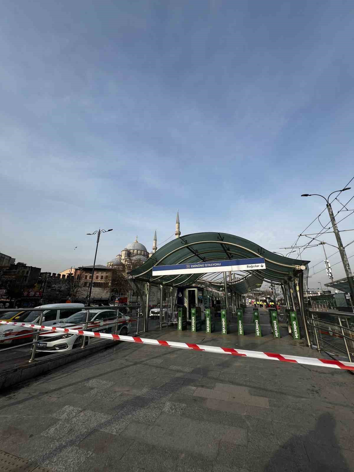 eminonunde tramvay raydan cikti 4 Np14OgVh