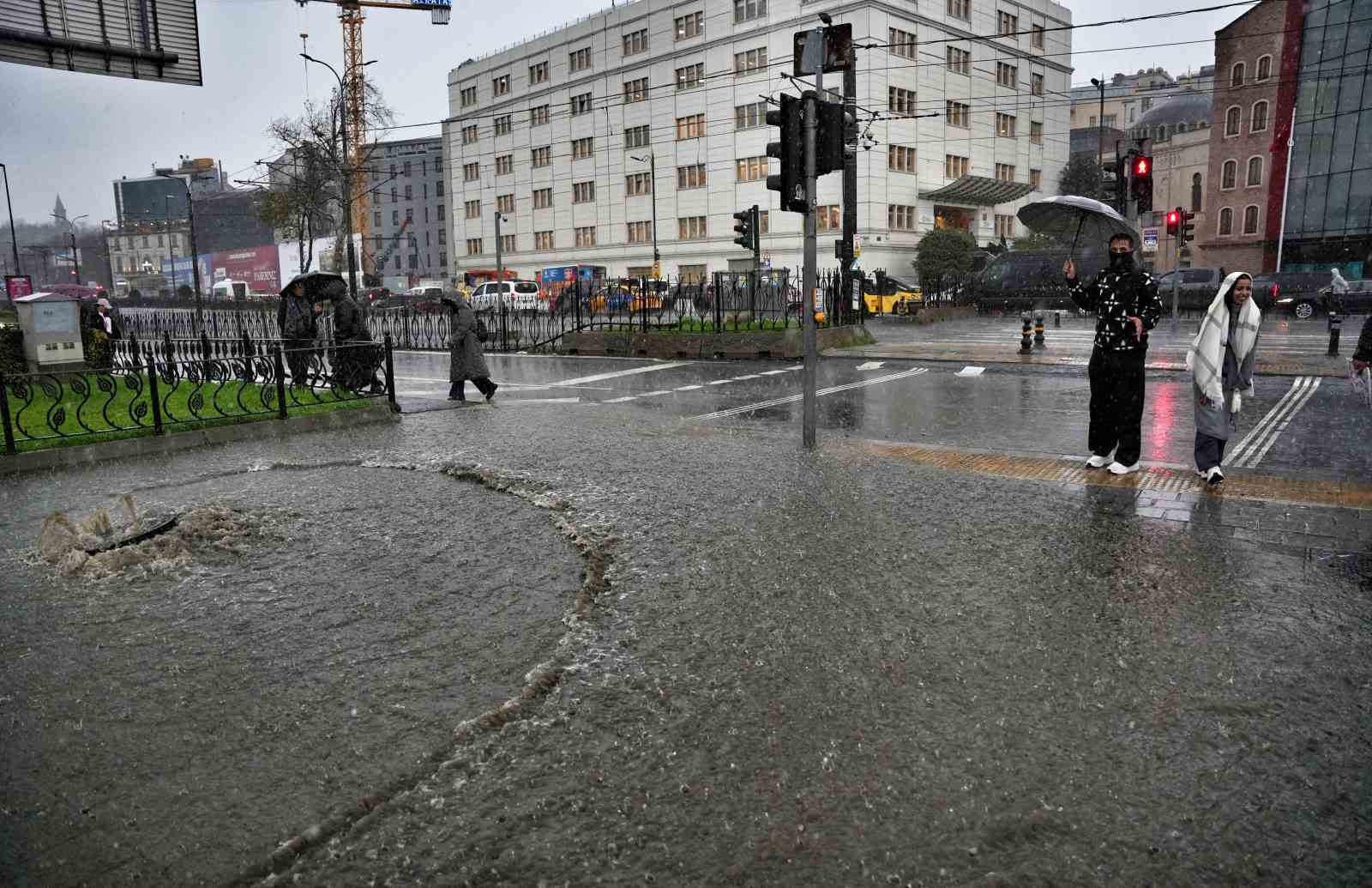 eminonunu su basti yollar gole dondu 0