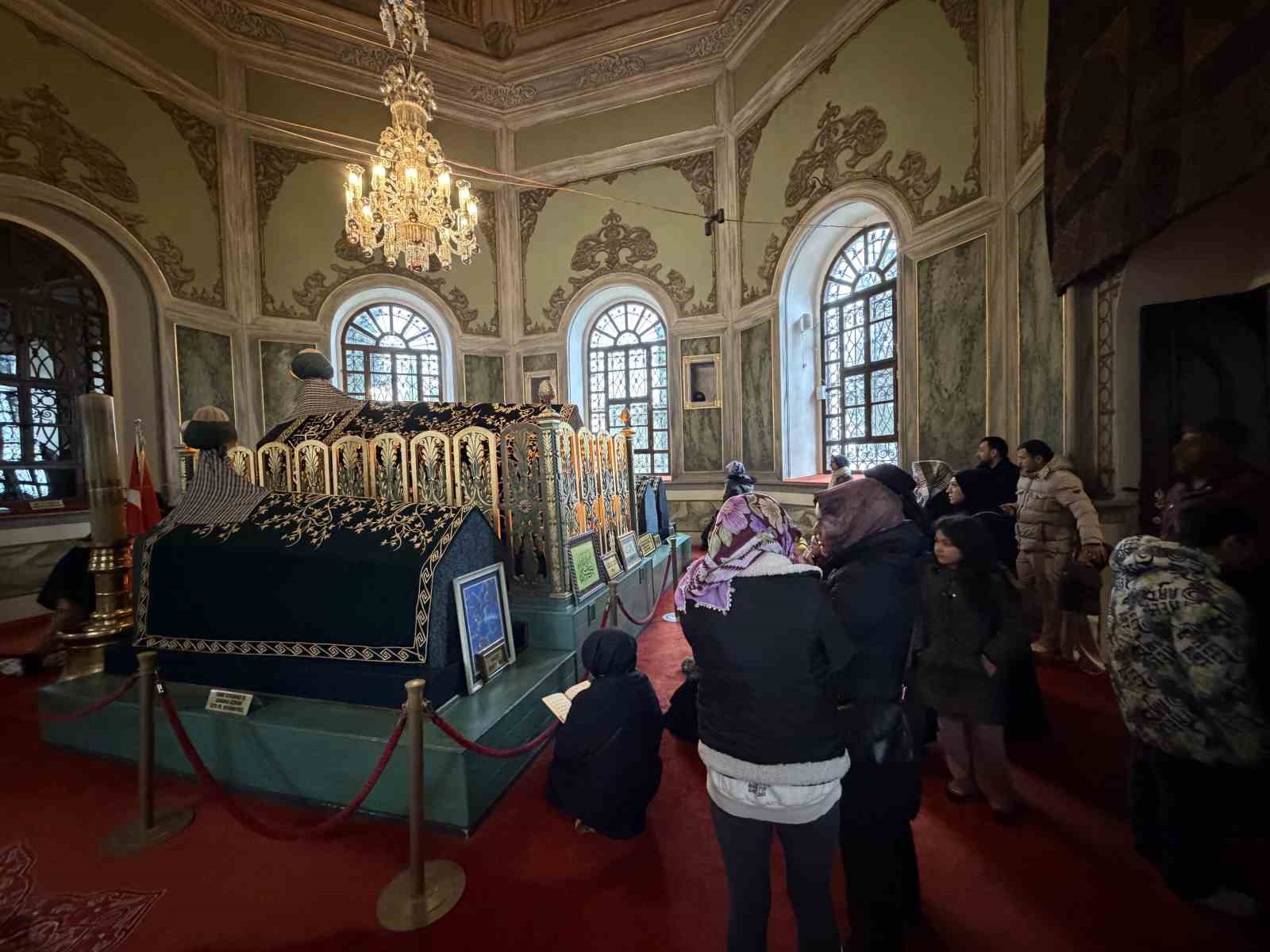 emirsultan turbesindeki sakal i serife ziyaretci akini 0 8rJYJ9IZ