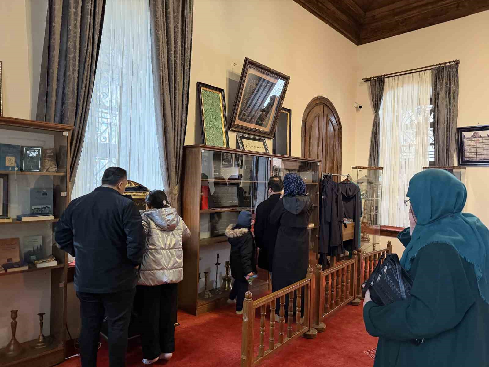 emirsultan turbesindeki sakal i serife ziyaretci akini 2