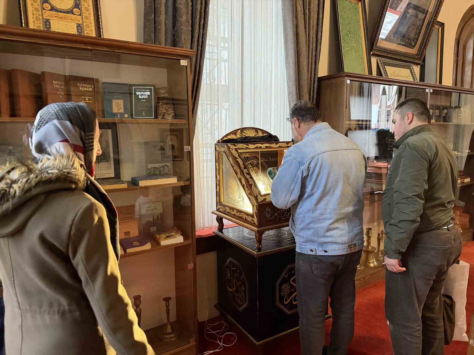 emirsultan turbesindeki sakal i serife ziyaretci akini 3 CJVQJ9Tt