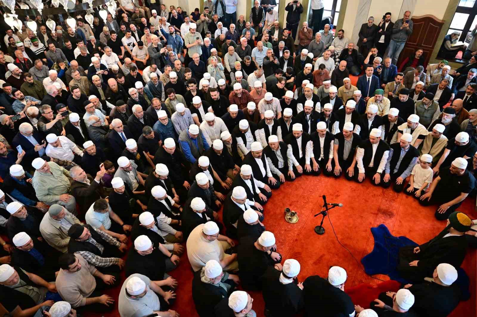 emirsultanda erguvan bayrami coskusu 0 TffXM5bI
