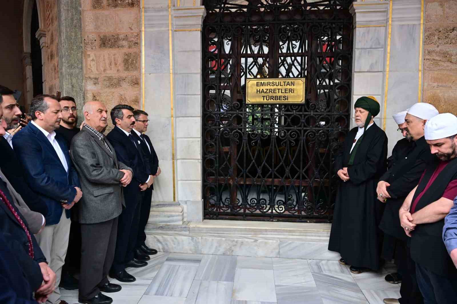 emirsultanda erguvan bayrami coskusu 1 L7VEUceY