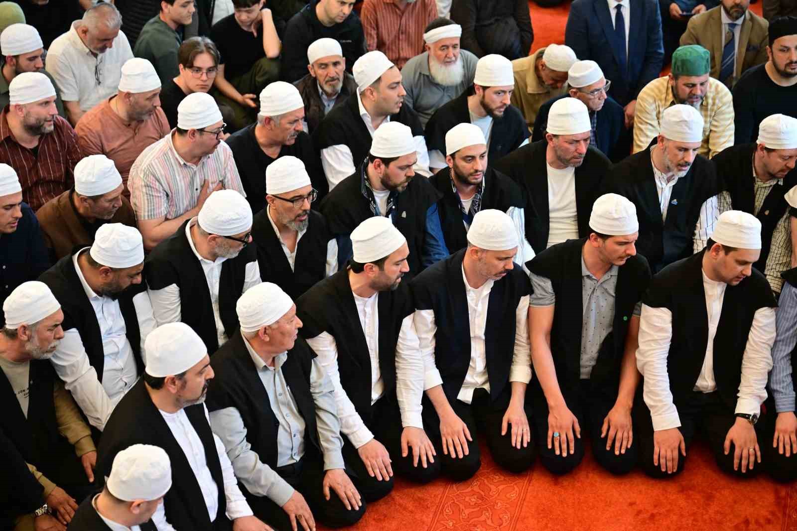 emirsultanda erguvan bayrami coskusu 3 kDvYXLvU