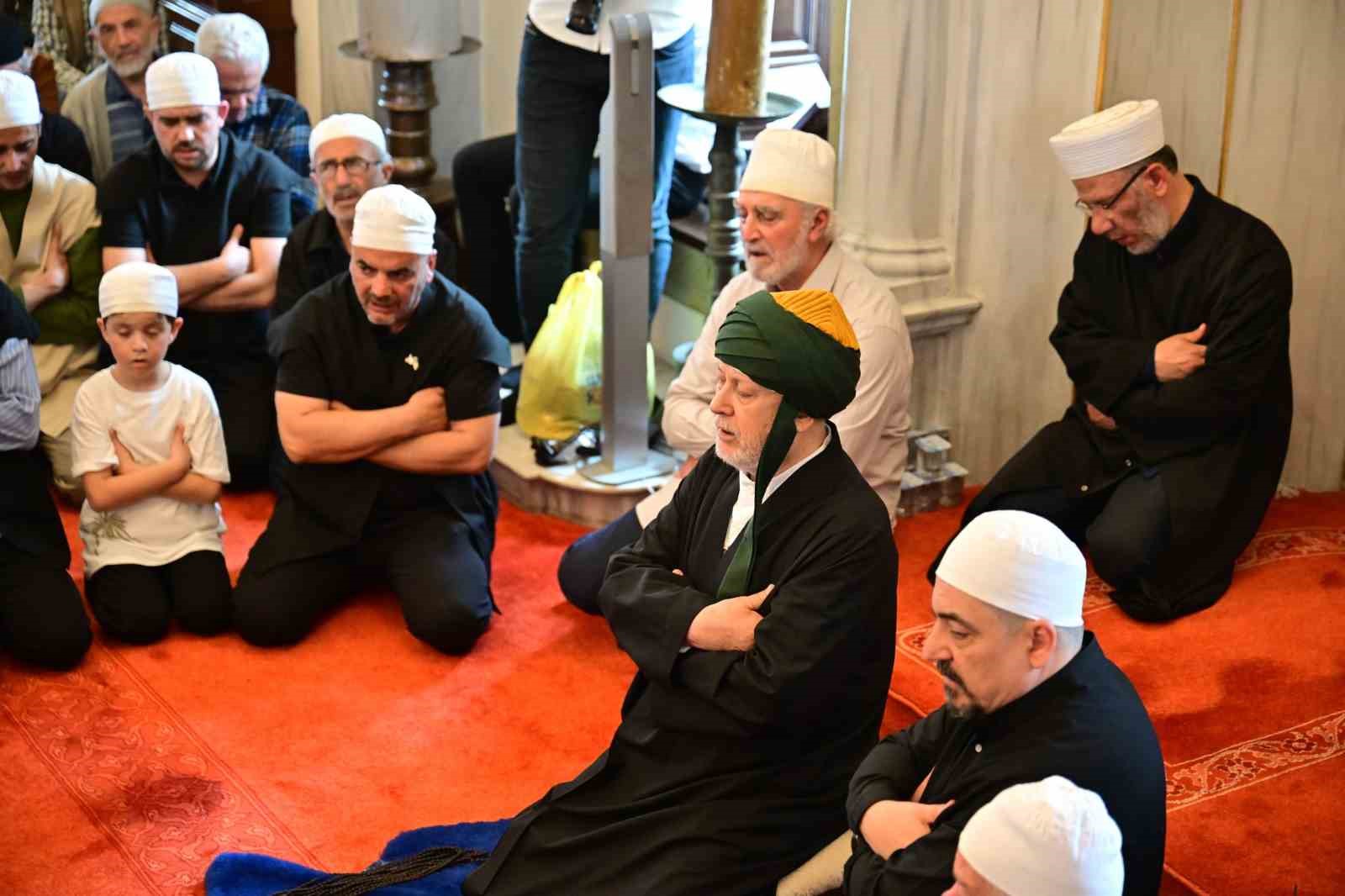 emirsultanda erguvan bayrami coskusu 6