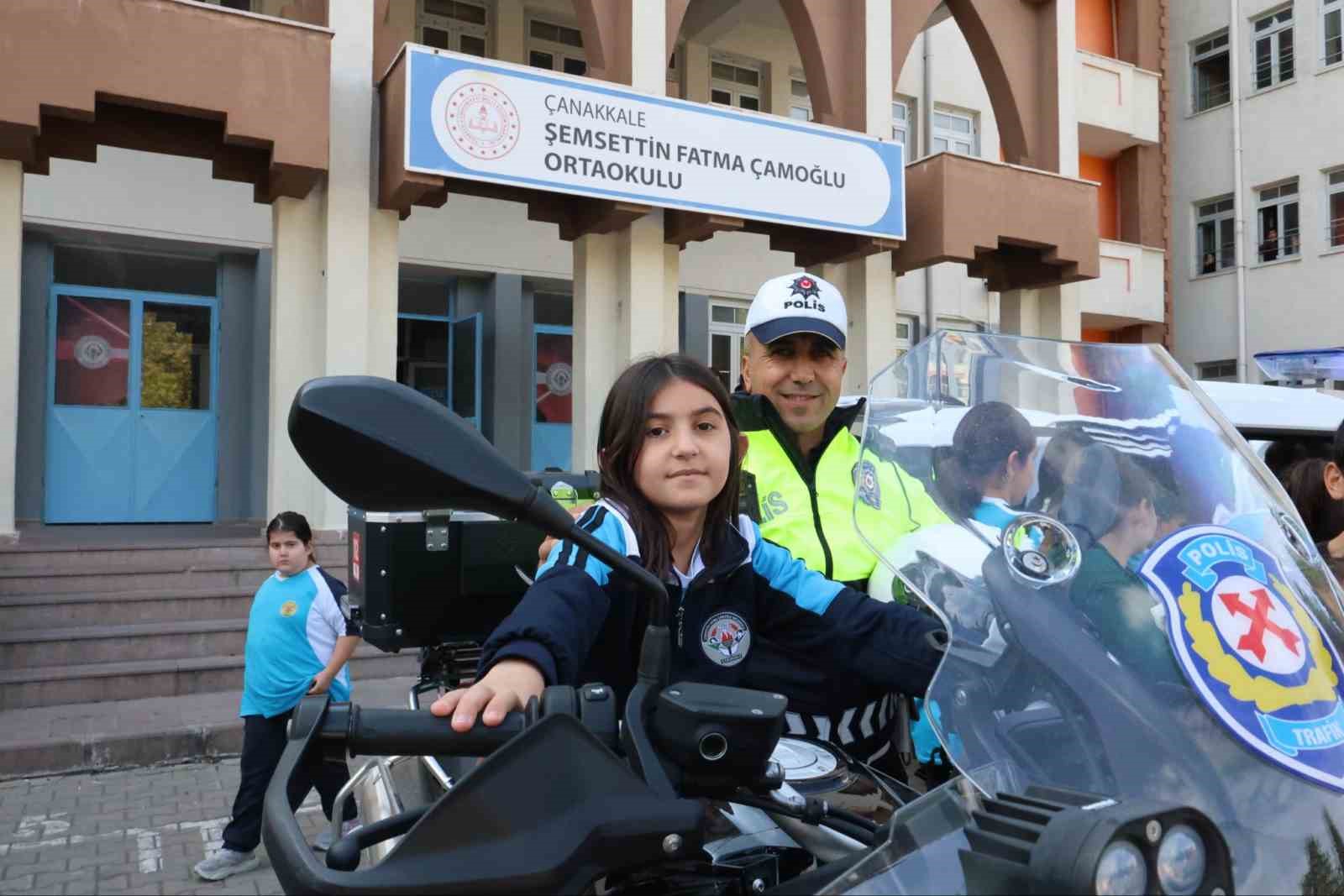 emniyet ekiplerinden ogrencilere akran zorbaligi ve siber suclar bilgilendirmesi 0