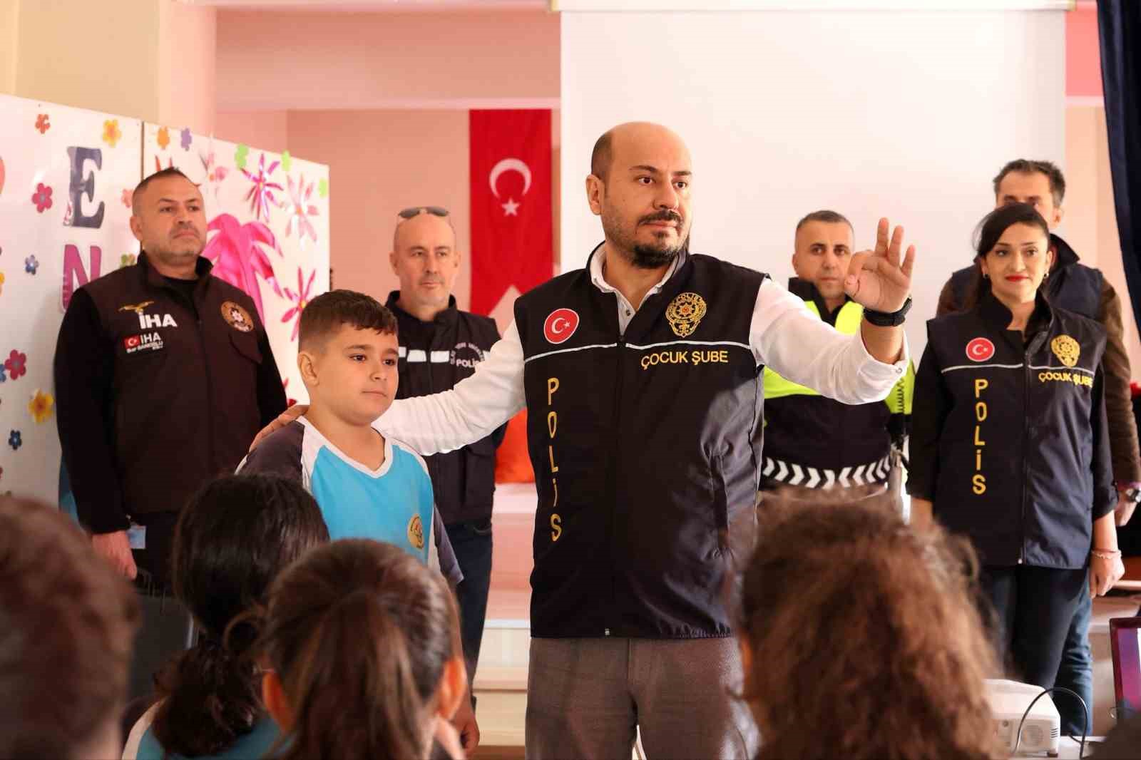 emniyet ekiplerinden ogrencilere akran zorbaligi ve siber suclar bilgilendirmesi 2 hs1TJryz