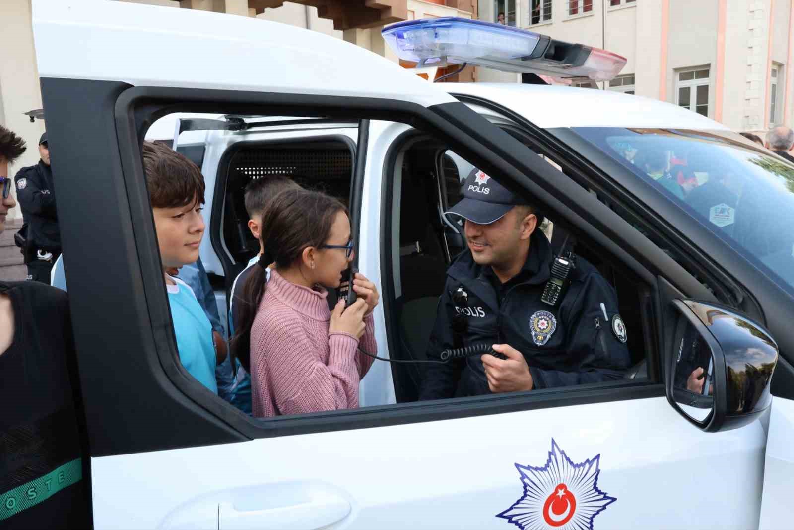 emniyet ekiplerinden ogrencilere akran zorbaligi ve siber suclar bilgilendirmesi 3 F28zsgyB