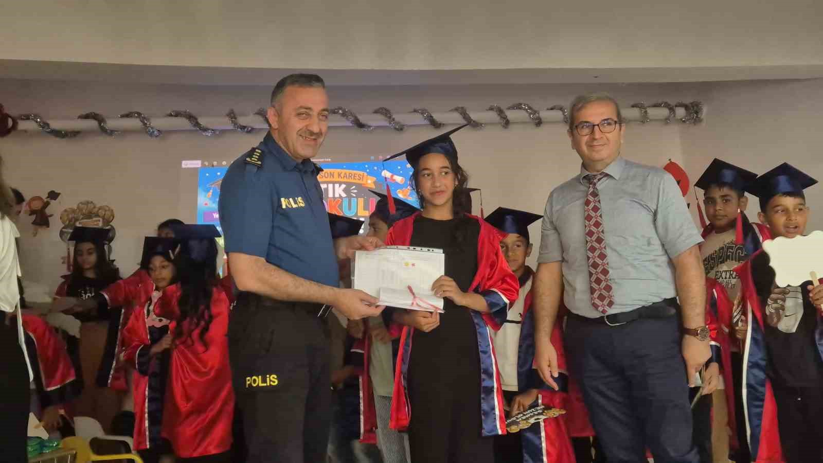 emniyet muduru ogrencilerin karne sevincine ortak oldu 0 ni72BBbc