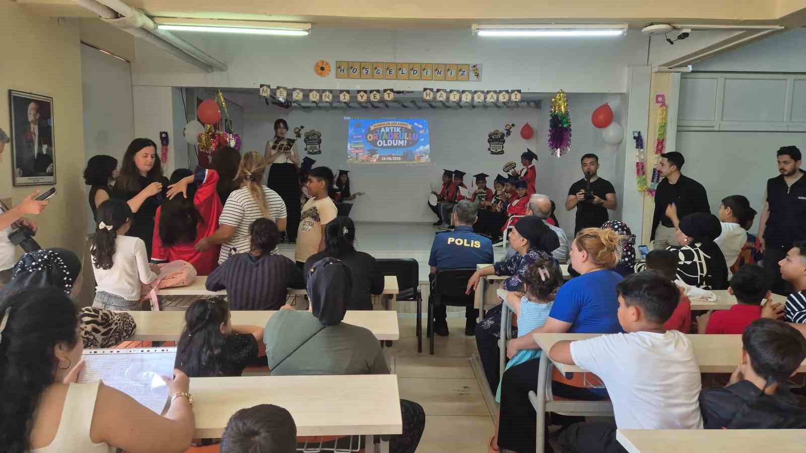 emniyet muduru ogrencilerin karne sevincine ortak oldu 2 VA2FZiGF