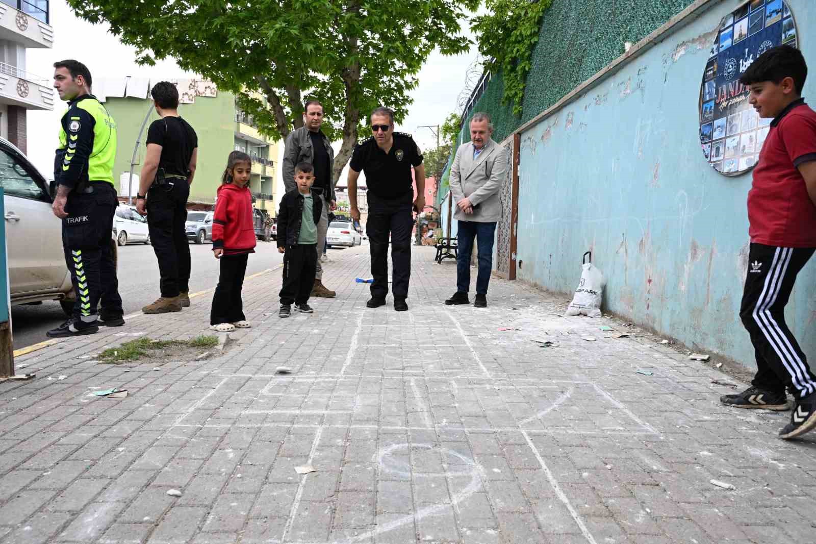 emniyet muduru sazak sirnak sokaklarinda cocuklarla sek sek oynadi 0 MhNEICIc