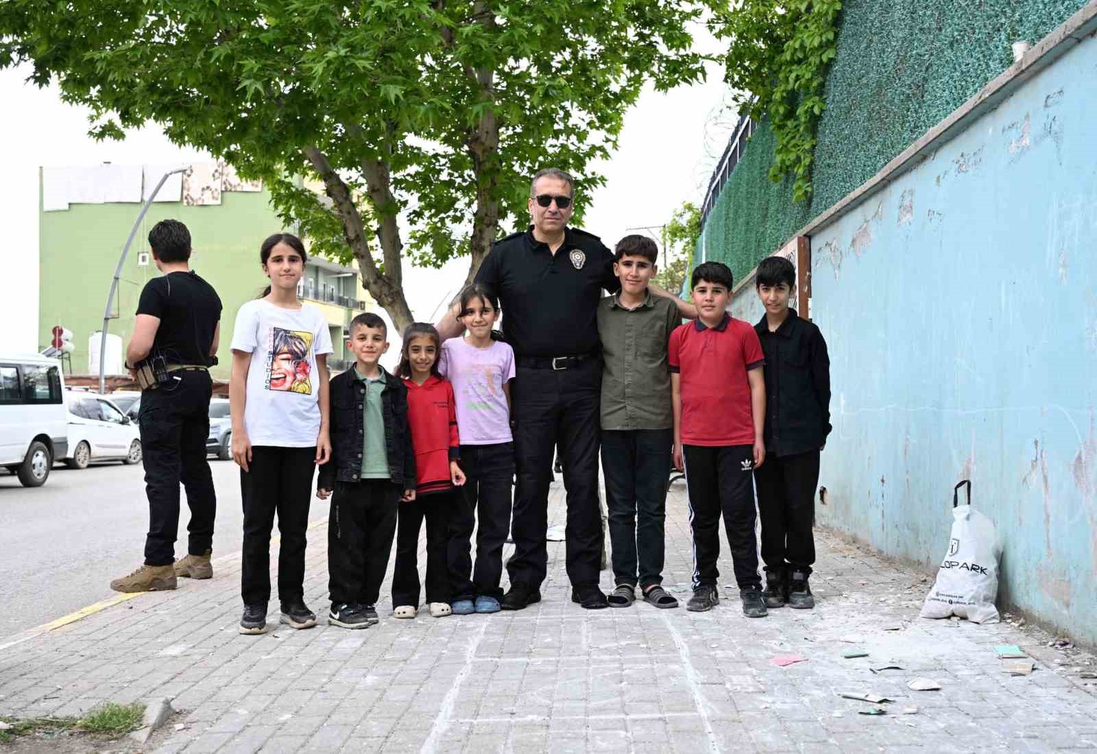 emniyet muduru sazak sirnak sokaklarinda cocuklarla sek sek oynadi 1 NGfeZJ2B