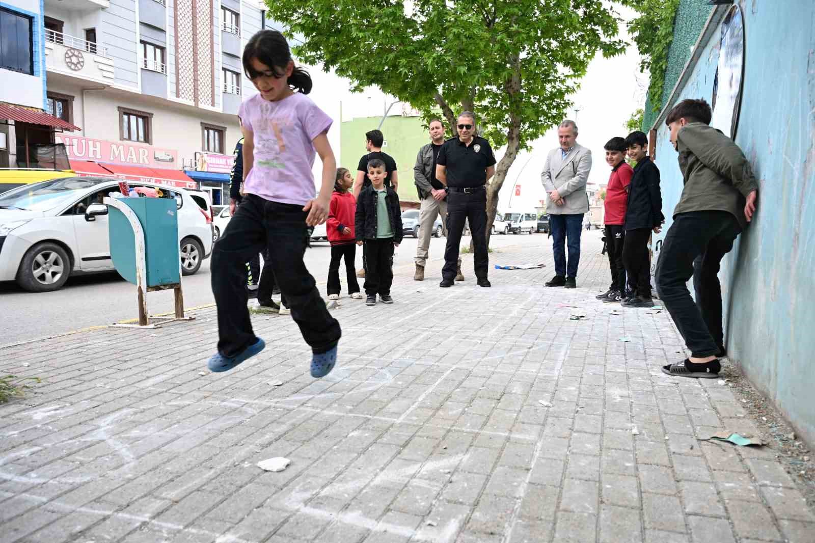 emniyet muduru sazak sirnak sokaklarinda cocuklarla sek sek oynadi 2 7jfnrvSC