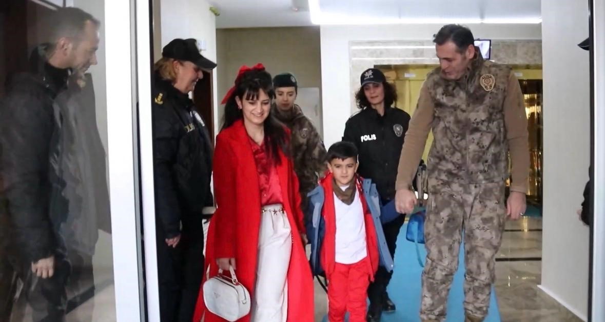 emniyet mudurunden yurek isitan hareket 0 yYJZACpw