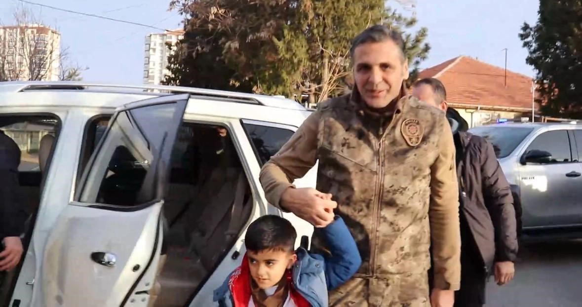 emniyet mudurunden yurek isitan hareket 2 UyWGvVhR