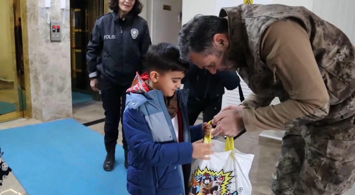 emniyet mudurunden yurek isitan hareket 3 KbUDFGIu
