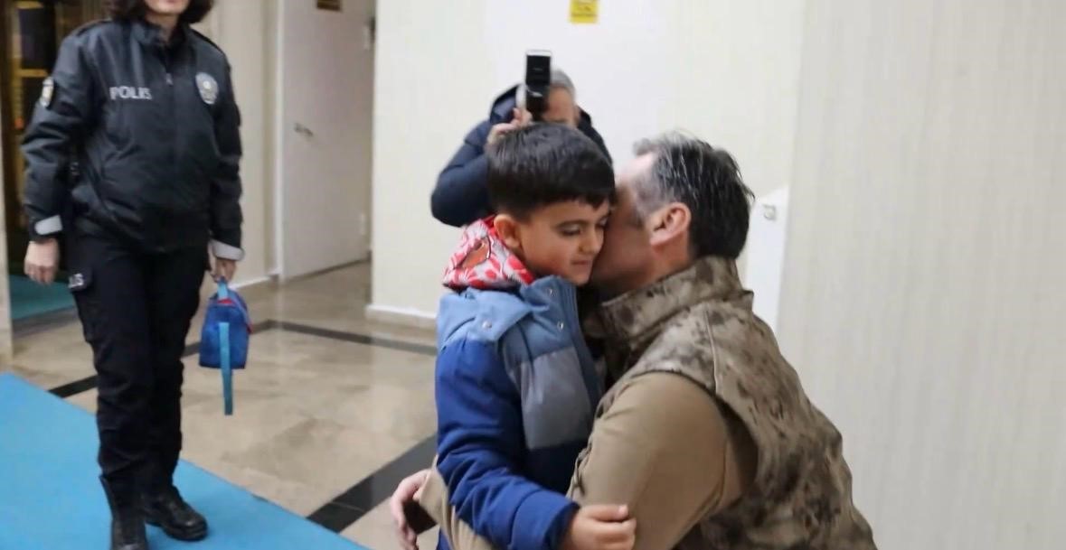 emniyet mudurunden yurek isitan hareket 4 LlOmfPEt