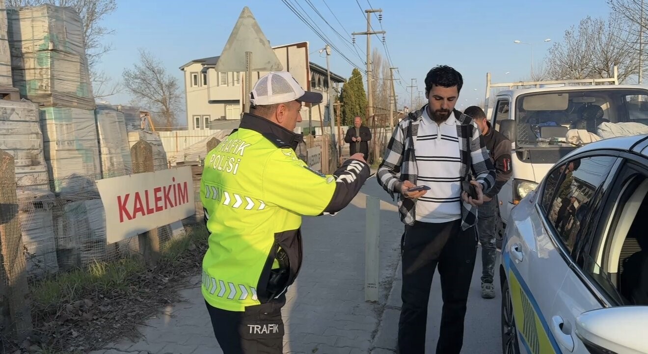 emniyet seridinde gidenler drona yakalandi 10 dakikada 15 araca 300 bin lira ceza 3 HFL1s51P