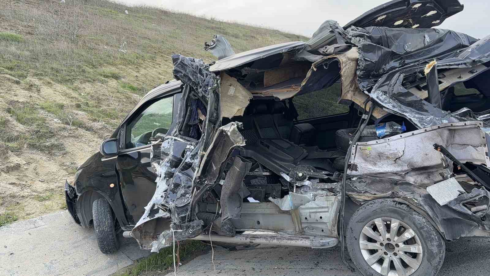 Emniyet şeridindeki VIP yolcu taşıma aracına kamyonet çarptı 5 emniyet seridindeki vip yolcu tasima aracina kamyonet carpti 1 Ll2HQEdS
