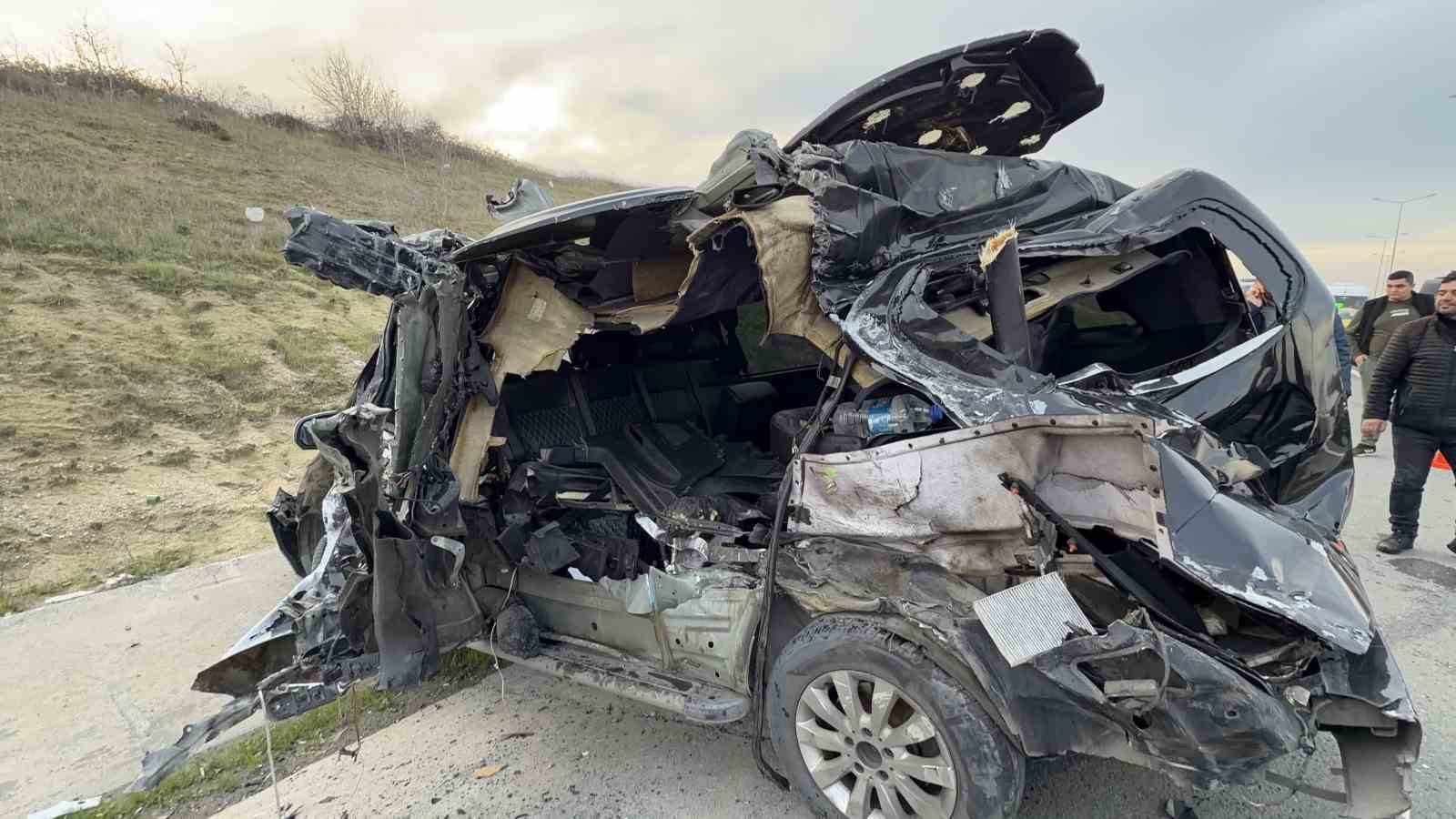 Emniyet şeridindeki VIP yolcu taşıma aracına kamyonet çarptı 6 emniyet seridindeki vip yolcu tasima aracina kamyonet carpti 2 M17DJs5D