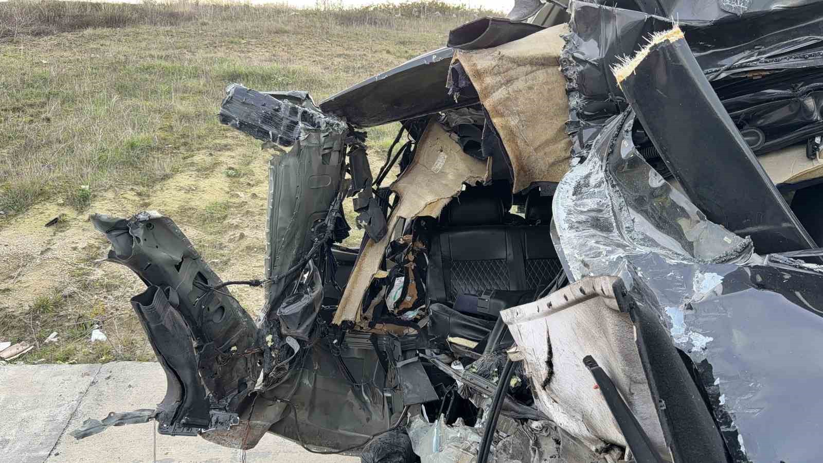 Emniyet şeridindeki VIP yolcu taşıma aracına kamyonet çarptı 7 emniyet seridindeki vip yolcu tasima aracina kamyonet carpti 3 Md2CK6rl