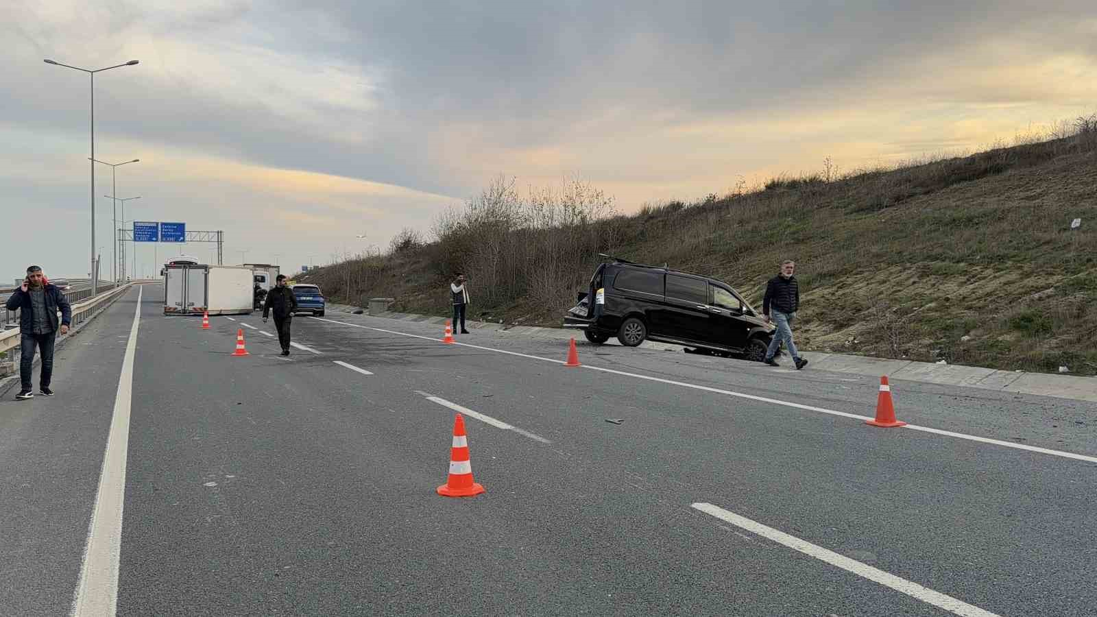 Emniyet şeridindeki VIP yolcu taşıma aracına kamyonet çarptı 9 emniyet seridindeki vip yolcu tasima aracina kamyonet carpti 5 PJjlZmhS