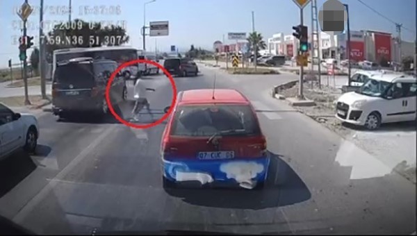emniyet seridinden gelip genc kiza carpti o anlar arac kamerasinda 0 jL5NmKIT