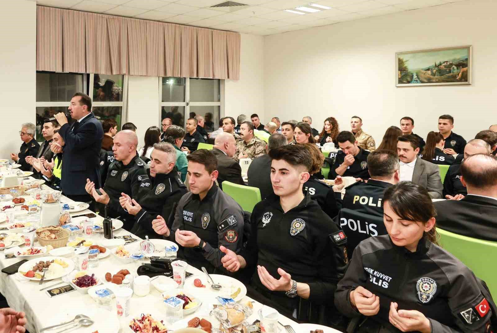 emniyet teskilati iftarda bulustu samsunun huzuru icin 724 gorev basindayiz 2 EellOF6K