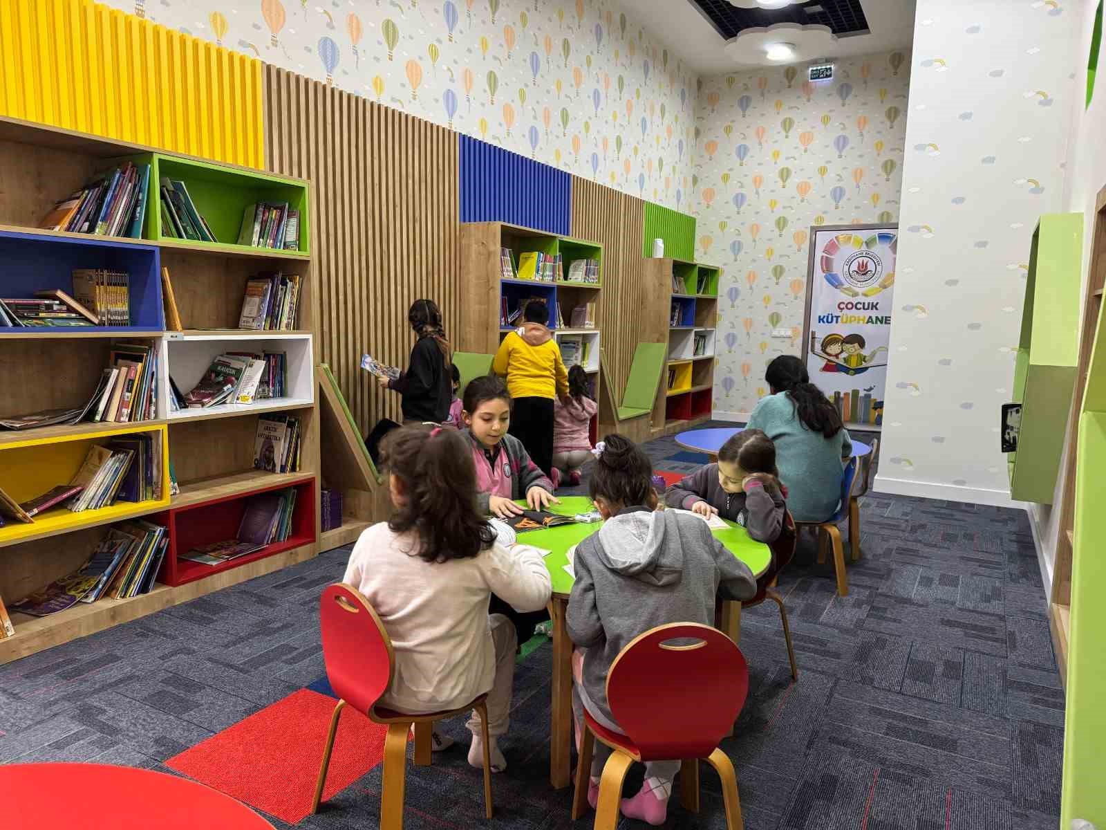 Emniyetevleri Çocuk Kütüphanesi minik ziyaretçilerini ağırlıyor 5 emniyetevleri cocuk kutuphanesi minik ziyaretcilerini agirliyor 1 Kqj5qN5b