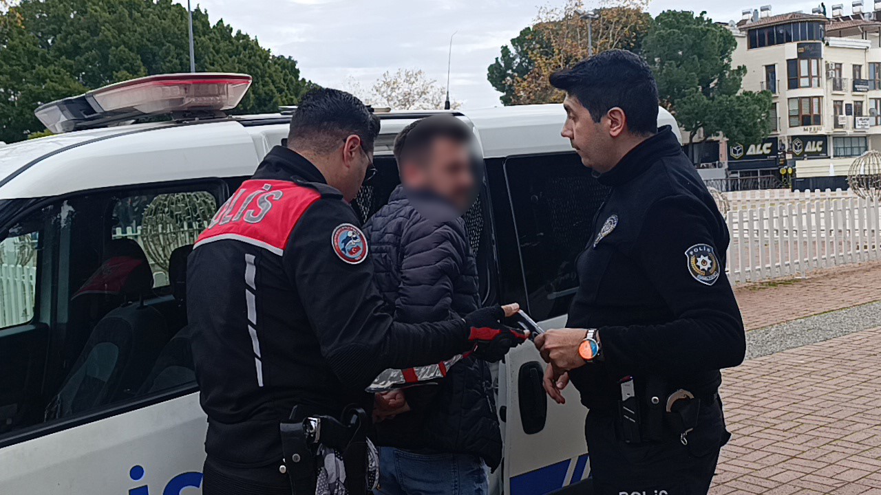 emniyetin teknolojik gucu gozcu hapis cezasi bulunan firariyi arac surerken tespit etti 6 iSGYWltn