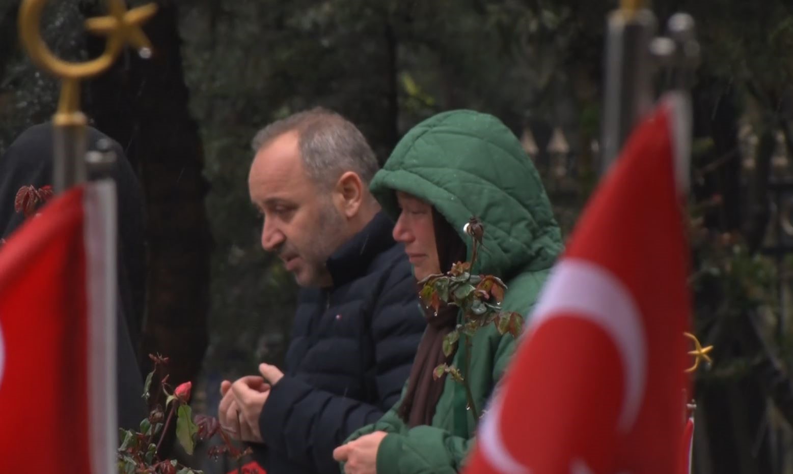 en aci bayram edirnekapi sehitliginde gozyaslarini tutamadi 1 9dSCzfnM