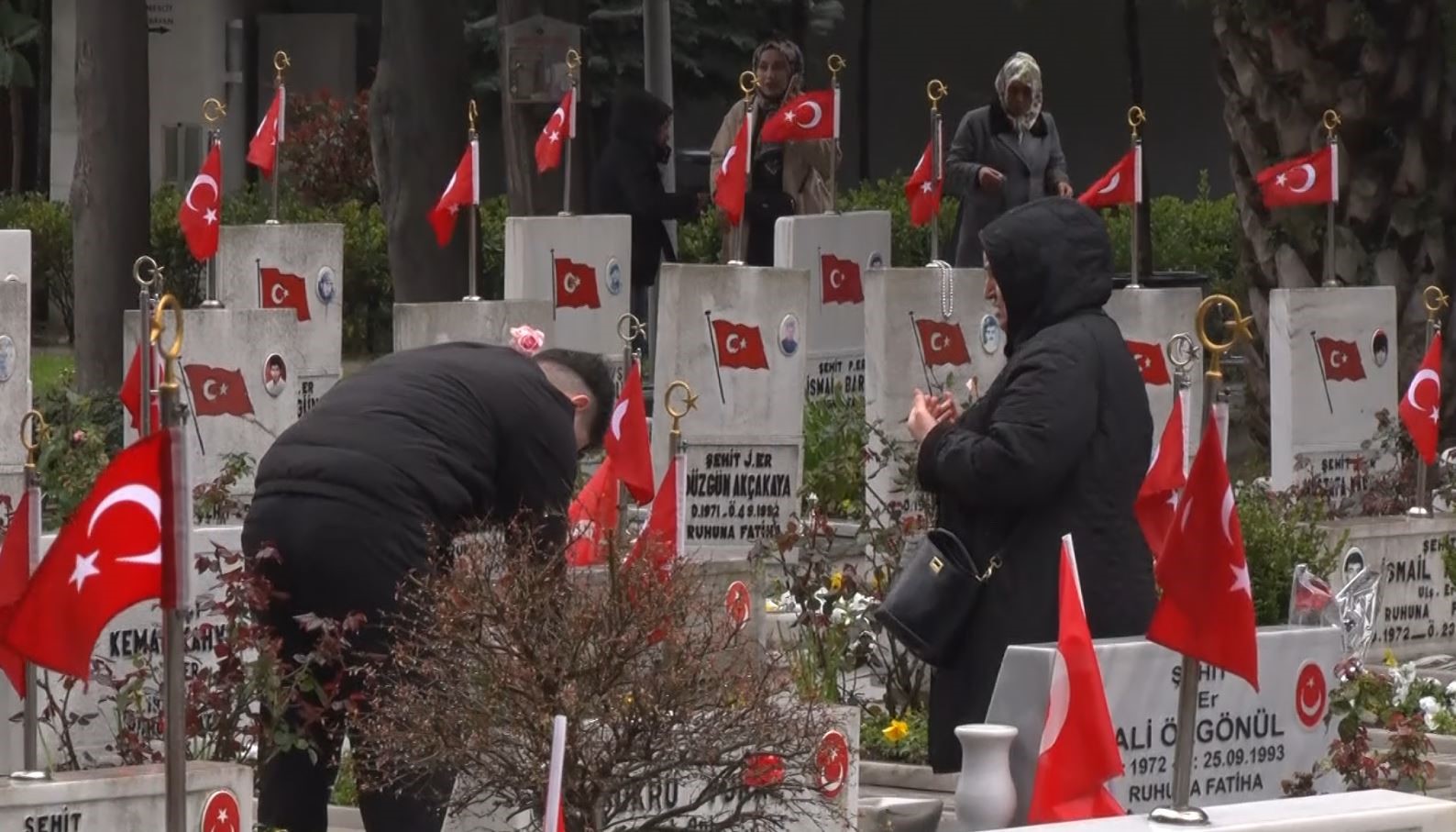 en aci bayram edirnekapi sehitliginde gozyaslarini tutamadi 2 kplMD198
