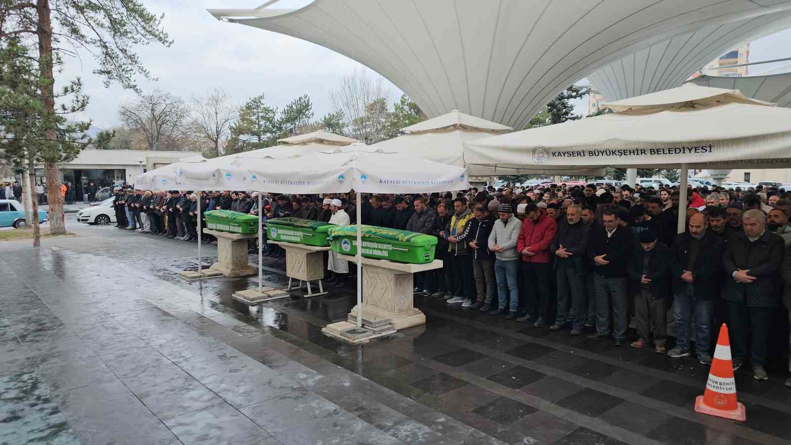 En acı cenaze: Trafik kazasında hayatını kaybeden anne, oğlu ve kızı yan yana son yolculuğuna uğurlandı 5 en aci cenaze trafik kazasinda hayatini kaybeden anne oglu ve kizi yan yana son