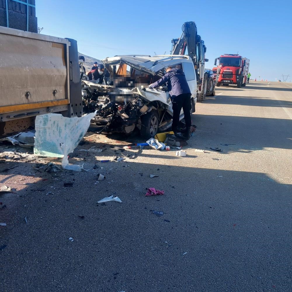 En acı cenaze: Trafik kazasında hayatını kaybeden anne, oğlu ve kızı yan yana son yolculuğuna uğurlandı 7 en aci cenaze trafik kazasinda hayatini kaybeden anne oglu ve kizi yan yana son QVUnhZZe