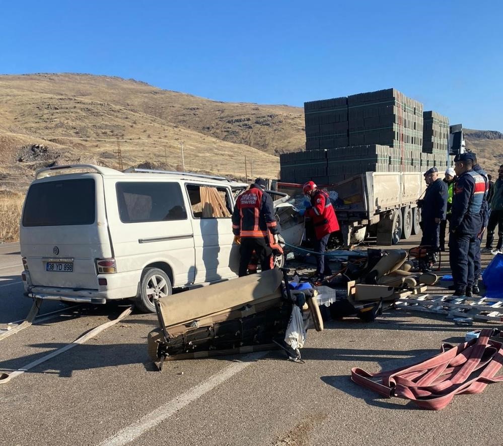 En acı cenaze: Trafik kazasında hayatını kaybeden anne, oğlu ve kızı yan yana son yolculuğuna uğurlandı 6 en aci cenaze trafik kazasinda hayatini kaybeden anne oglu ve kizi yan yana son TKGuSV17