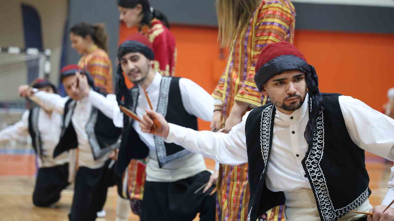 en guzel halk oyununu oynamak icin ter doktuler 1 NbfaeFqC