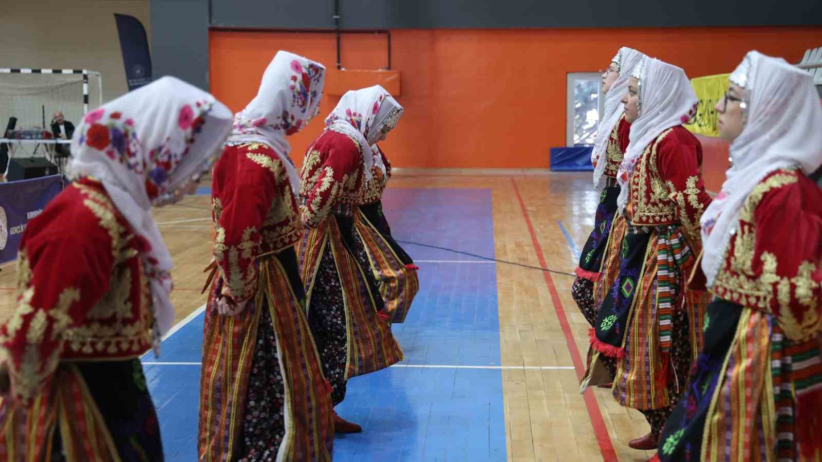 en guzel halk oyununu oynamak icin ter doktuler 4 2lEEQ5i2