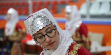 en-guzel-halk-oyununu-oynamak-icin-ter-doktuler-MNMA3a94.jpg
