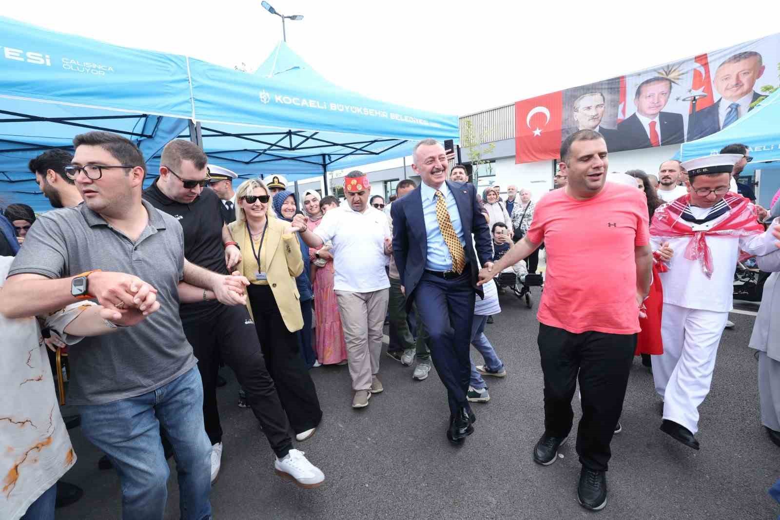 En özel birlik: Özel gençlere kına yakıldı, halaylar çekildi 4 en ozel birlik ozel genclere kina yakildi halaylar cekildi 0 Qzl9BcID
