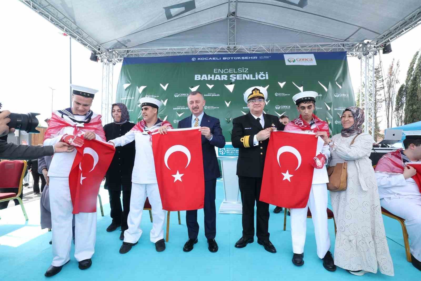 En özel birlik: Özel gençlere kına yakıldı, halaylar çekildi 8 en ozel birlik ozel genclere kina yakildi halaylar cekildi 4 jyw76nPF