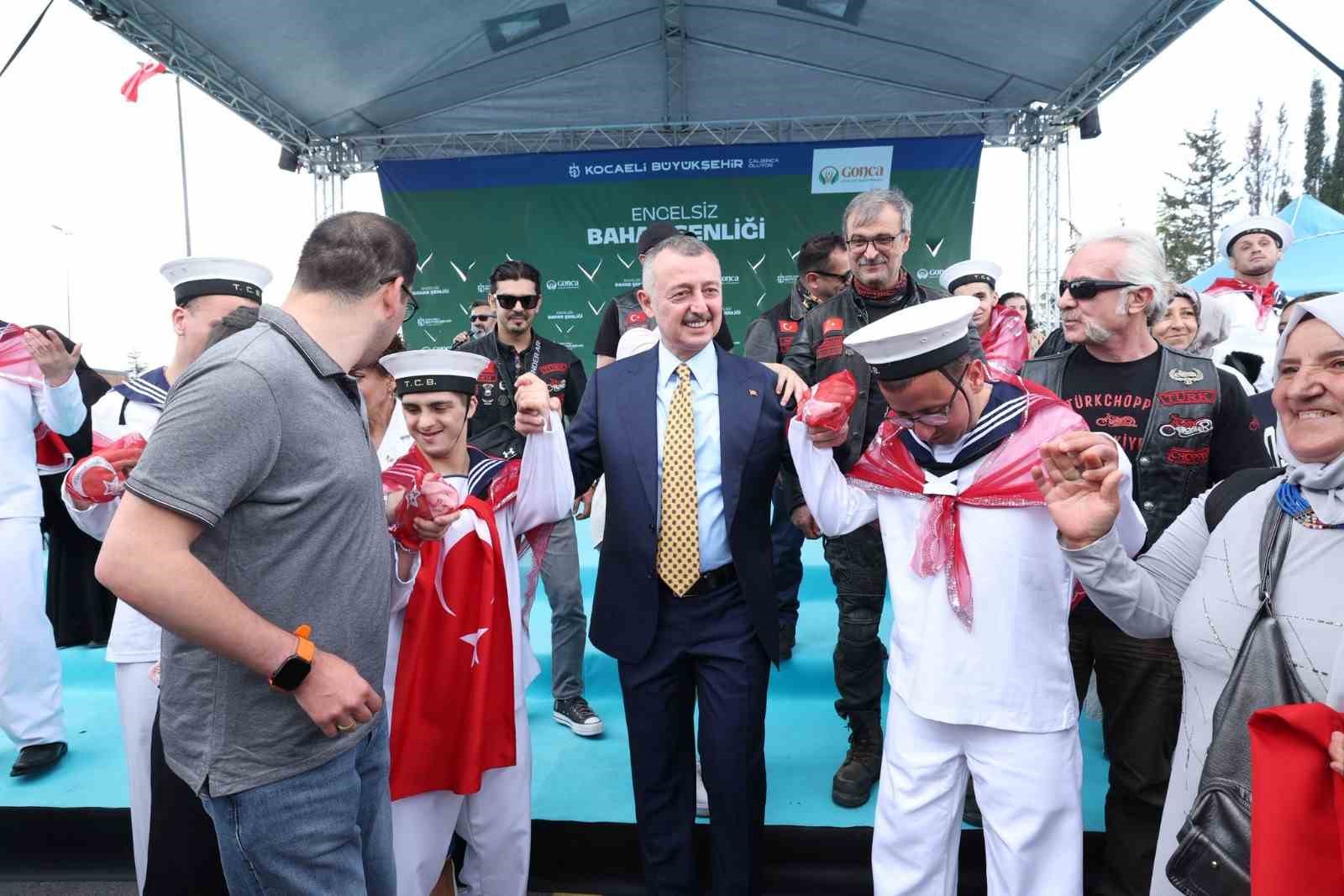 En özel birlik: Özel gençlere kına yakıldı, halaylar çekildi 10 en ozel birlik ozel genclere kina yakildi halaylar cekildi 6 5yES5qjH