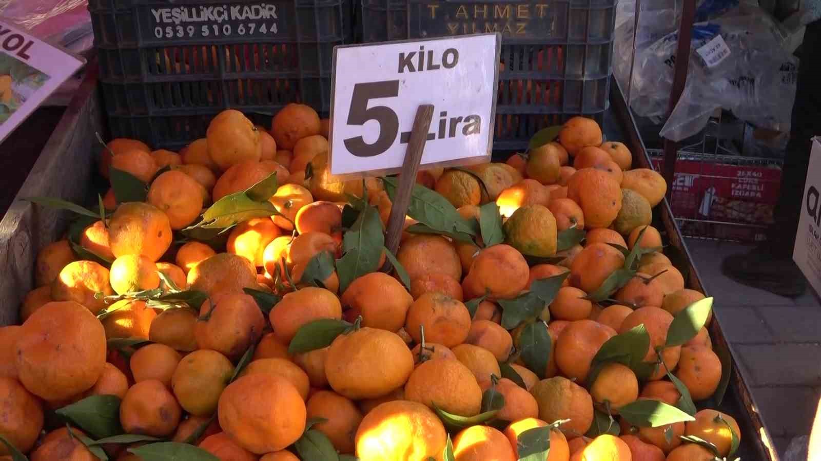 en ucuz meyve mandalina dalinda 3 pazarda 5 lira 5