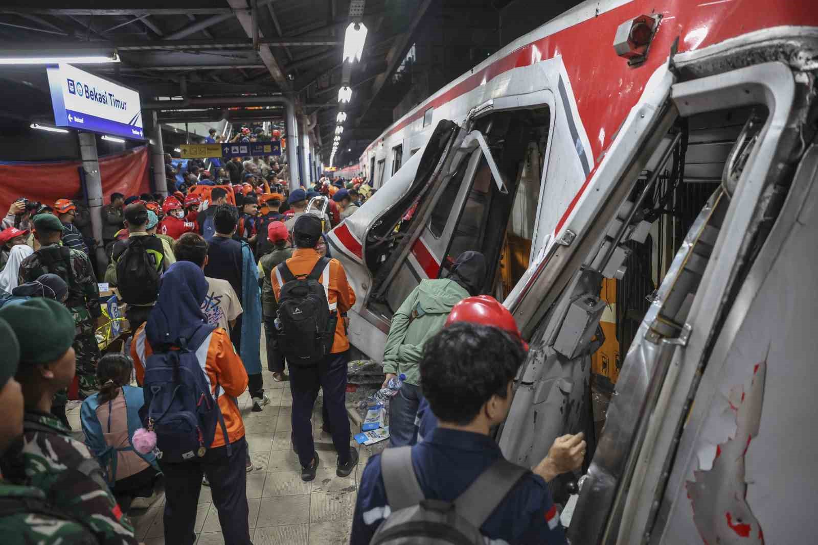 endonezyada tren kazasi 14 olu 84 yarali 0 bzJa2z1J