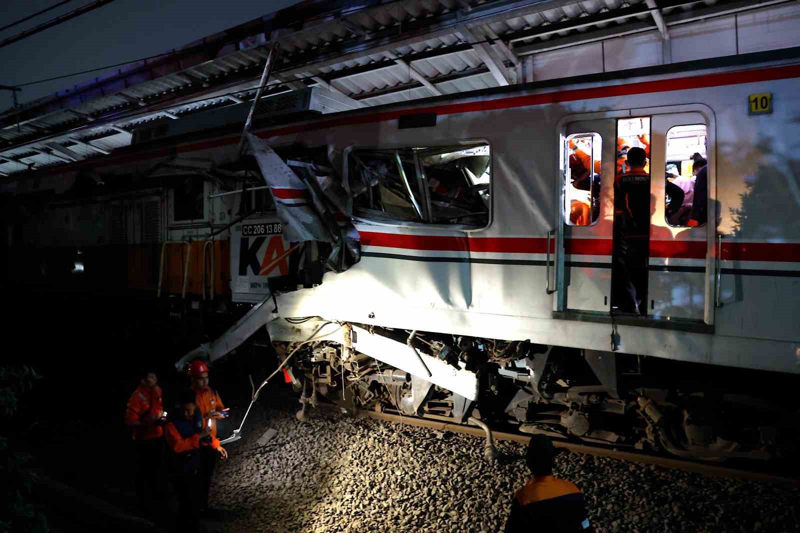 endonezyada tren kazasi 14 olu 84 yarali 3 3GlkgOPs
