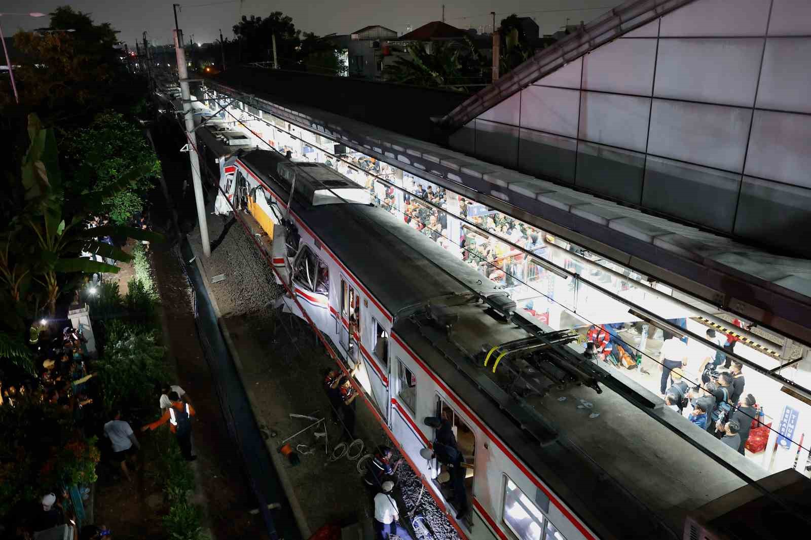 endonezyada tren kazasi 14 olu 84 yarali 4 YzR1IWKl