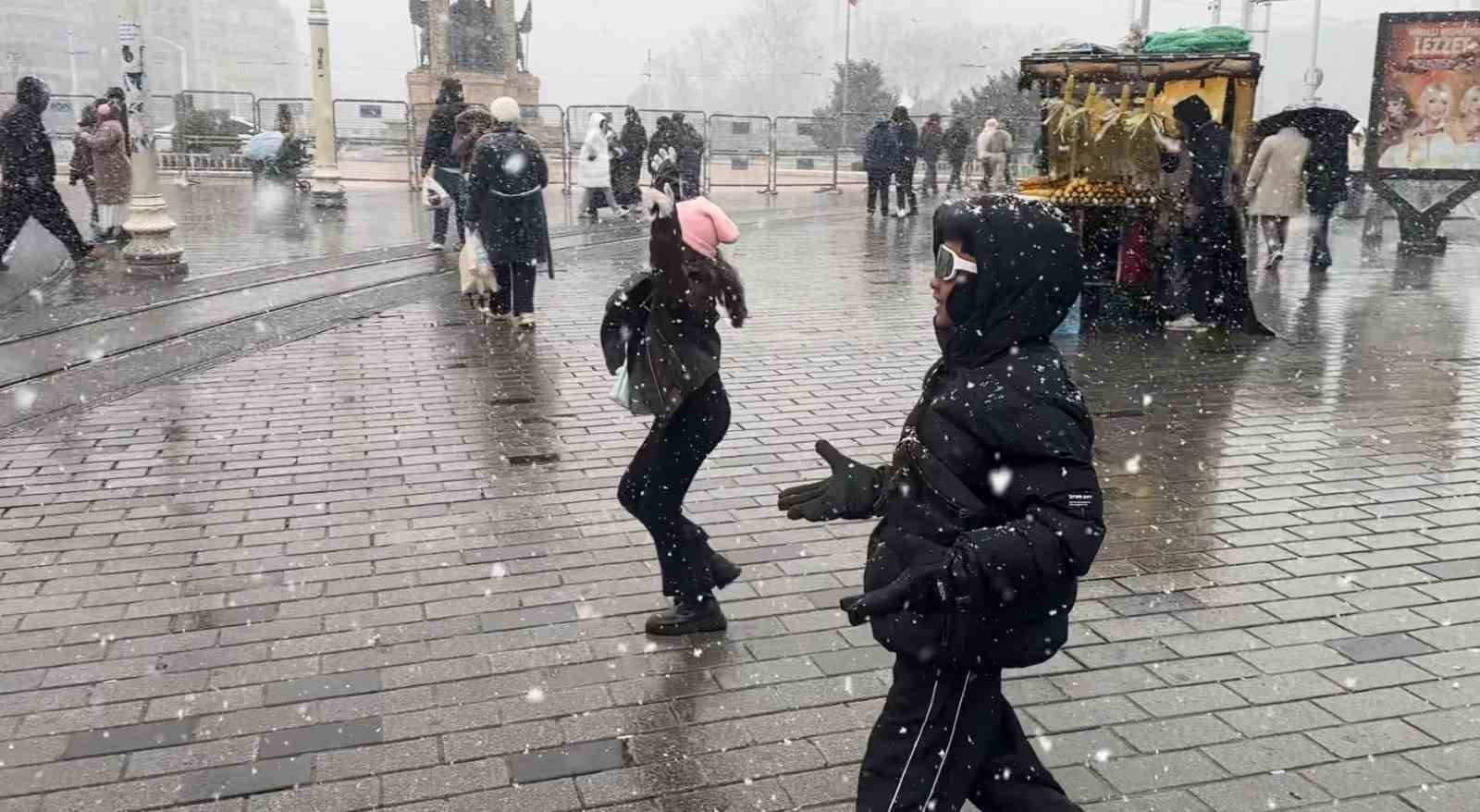 endonezyali turistlerin kar sevinci kameraya yansidi 0 SyQbPnI8