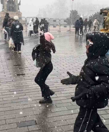 endonezyali-turistlerin-kar-sevinci-kameraya-yansidi-b1WPQM2J.jpg