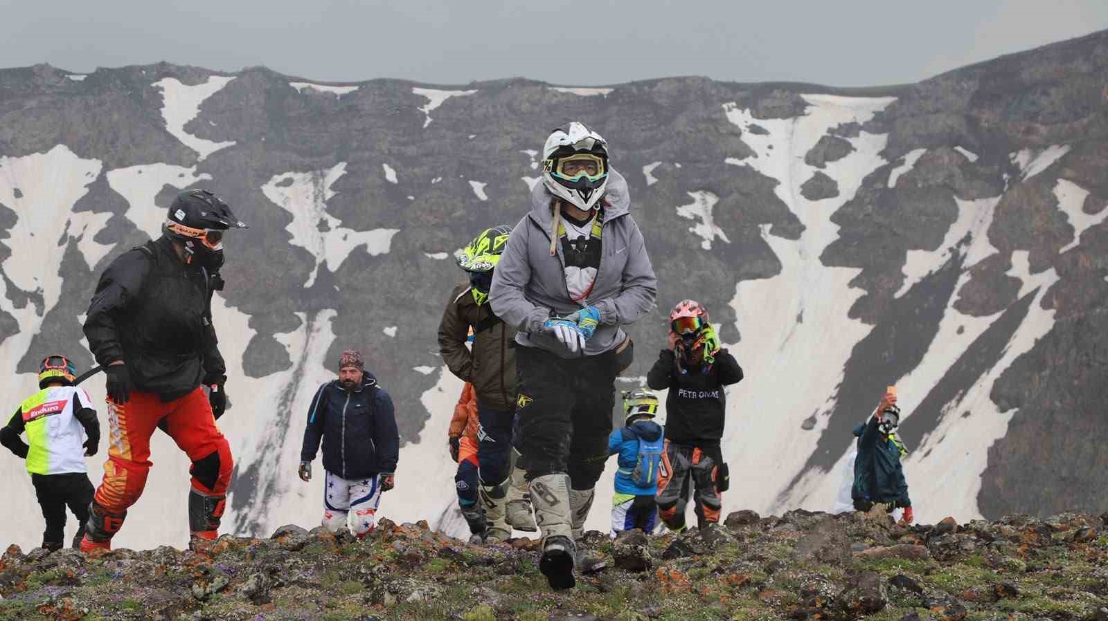 Enduro şampiyonasının finali Tendürek’te "Terörsüz Türkiye" pankartıyla başladı 5 enduro sampiyonasinin finali tendurekte terorsuz turkiye pankartiyla basladi 1 sGztpjZ4