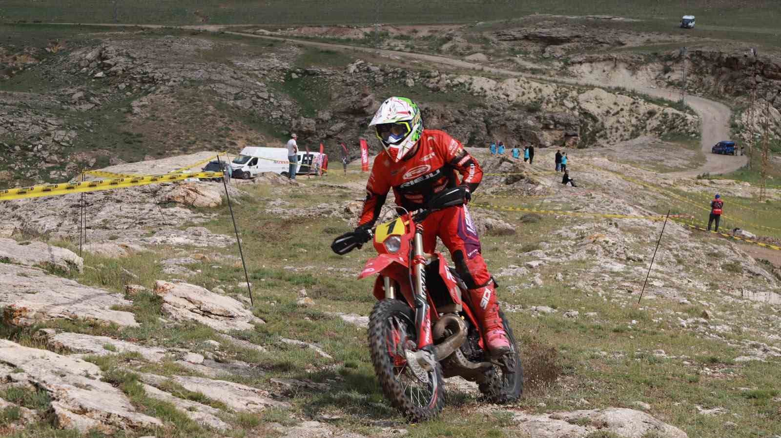 Enduro şampiyonasının finali Tendürek’te "Terörsüz Türkiye" pankartıyla başladı 6 enduro sampiyonasinin finali tendurekte terorsuz turkiye pankartiyla basladi 2 DQCRmzaT