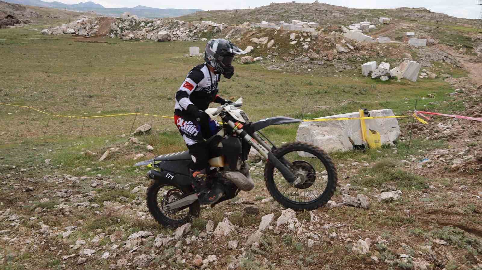 Enduro şampiyonasının finali Tendürek’te "Terörsüz Türkiye" pankartıyla başladı 7 enduro sampiyonasinin finali tendurekte terorsuz turkiye pankartiyla basladi 3 DkZCIvkC